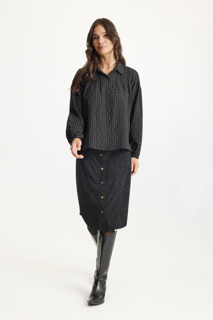 Mallery-hame iN FRONT, polvipituinen vakosamettihame kullanvärisellä nepparirivillä ja sivuhalkioilla – moderni, tyylikäs ja monikäyttöinen hame.