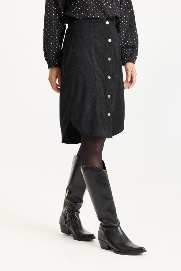 Mallery-hame iN FRONT, polvipituinen vakosamettihame kullanvärisellä nepparirivillä ja sivuhalkioilla – moderni, tyylikäs ja monikäyttöinen hame.