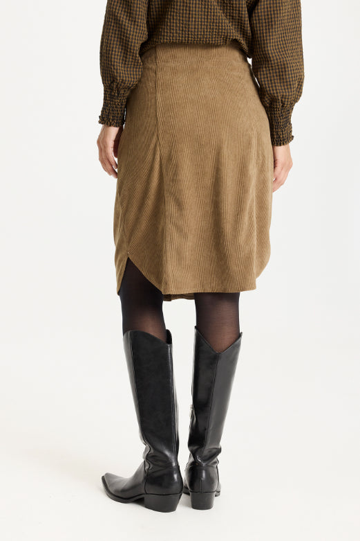 Mallery-hame iN FRONT, polvipituinen vakosamettihame kullanvärisellä nepparirivillä ja sivuhalkioilla – moderni, tyylikäs ja monikäyttöinen hame.