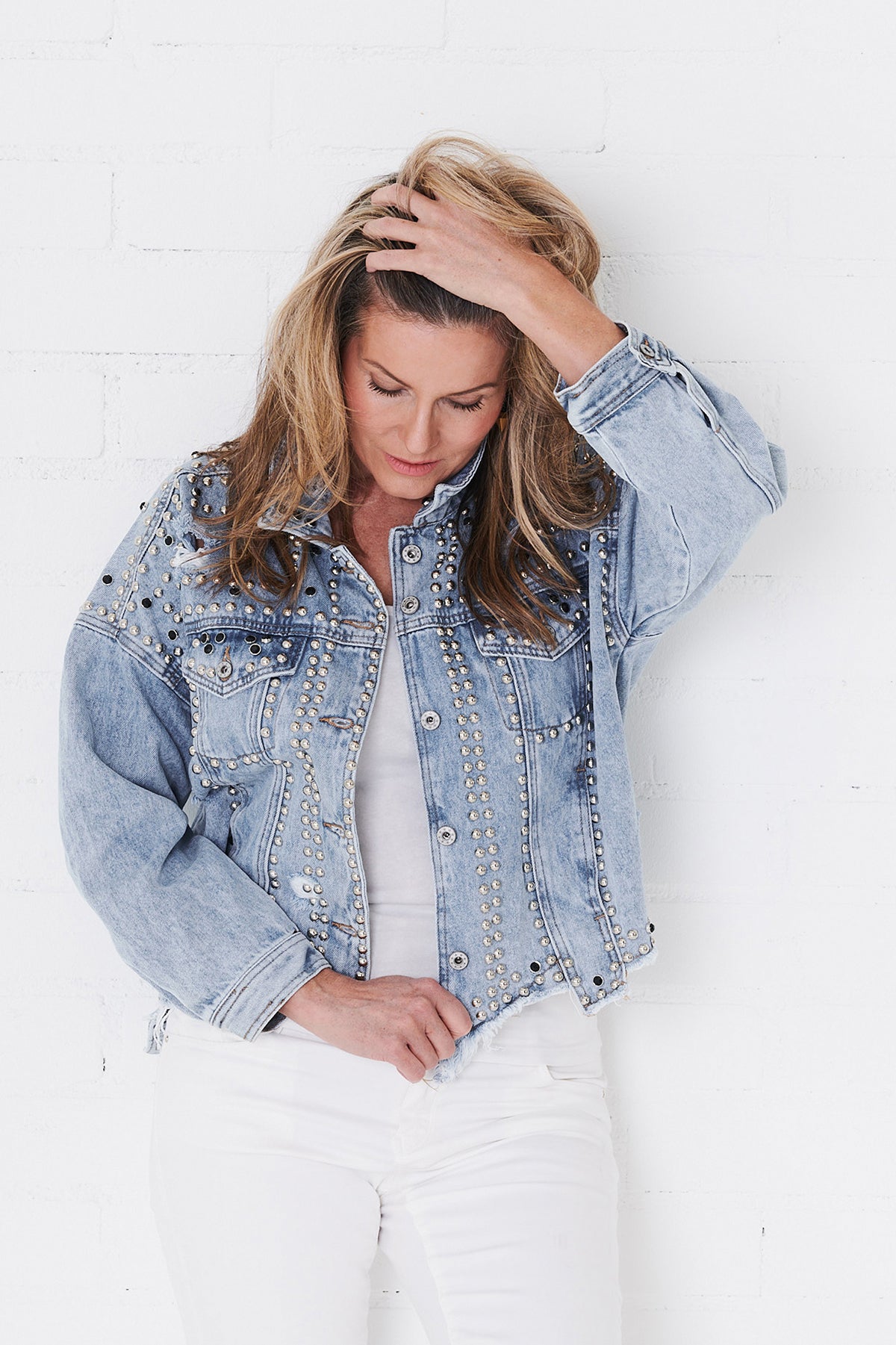 Niittifarkkutakki, rikottu ja hapsutettu helma, metalliset niittikoristeet