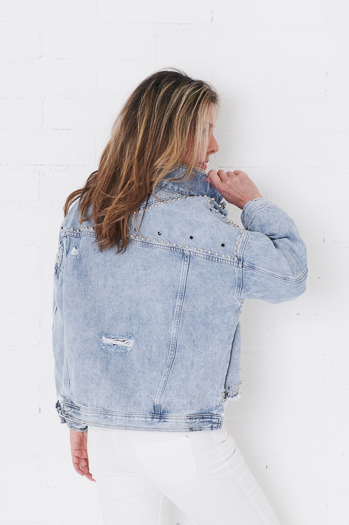 Niittifarkkutakki, rikottu ja hapsutettu helma, metalliset niittikoristeet