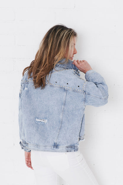 Niittifarkkutakki, rikottu ja hapsutettu helma, metalliset niittikoristeet