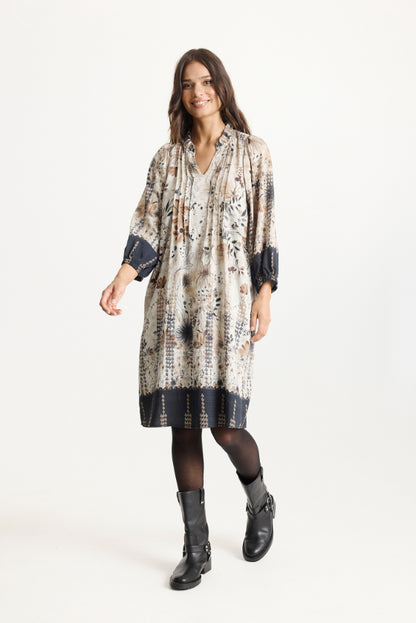 Suzan-mekko iN FRONT – mustabeige kuviollinen mekko pystykauluksella