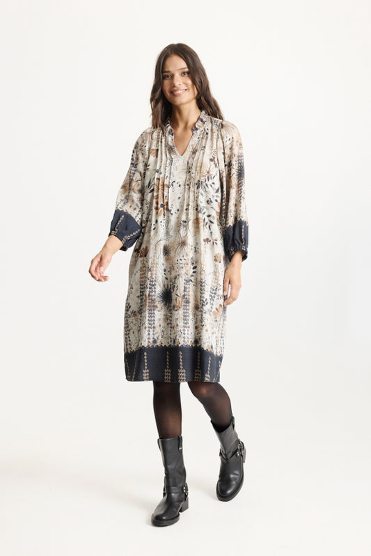 Suzan-mekko iN FRONT – mustabeige kuviollinen mekko pystykauluksella