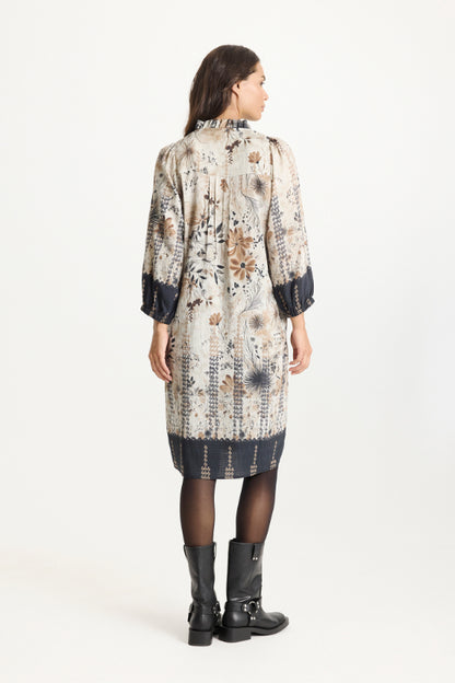 Suzan-mekko iN FRONT – mustabeige kuviollinen mekko pystykauluksella