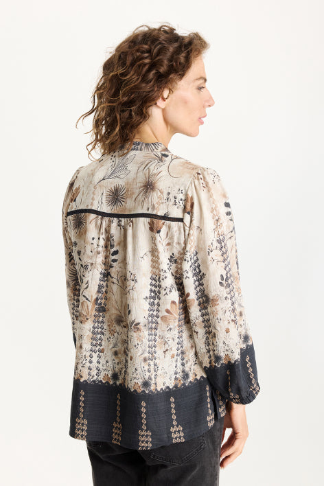 Suzan-paita iN FRONT – kuviollinen paita pystykauluksella ja nappilistalla