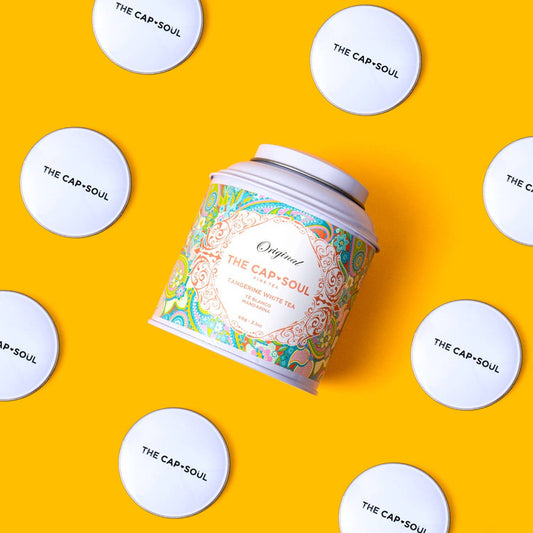 Valkoinen tee mandariinilla – Pai Mu Tan -tee appelsiininkuorella ja appelsiininkukan terälehdillä